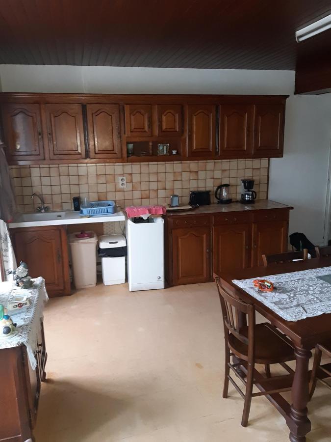 petite Maison ancienne charentaise ,dans un village au calme idéal travailleur soigné et pas de destructeur de logement ou d'appareil Brigueuil Exterior foto