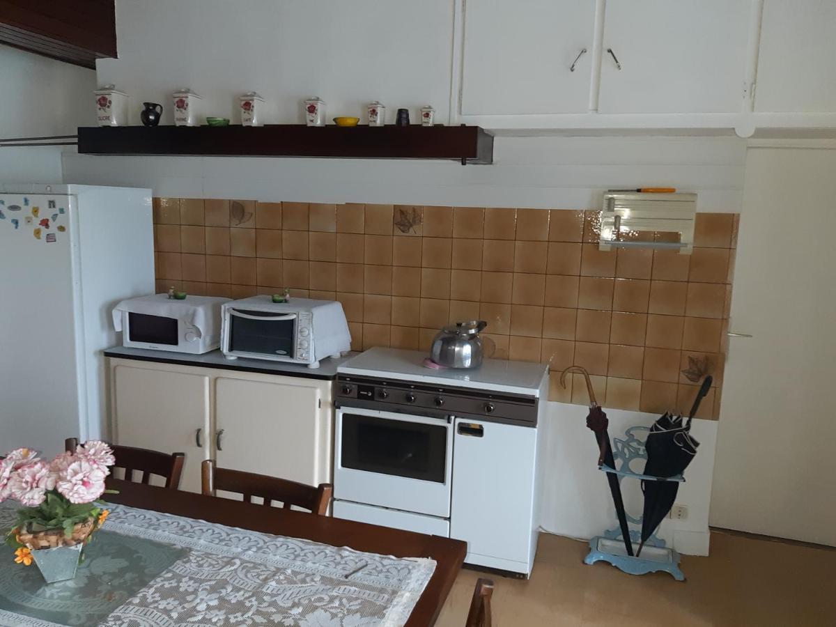 petite Maison ancienne charentaise ,dans un village au calme idéal travailleur soigné et pas de destructeur de logement ou d'appareil Brigueuil Exterior foto