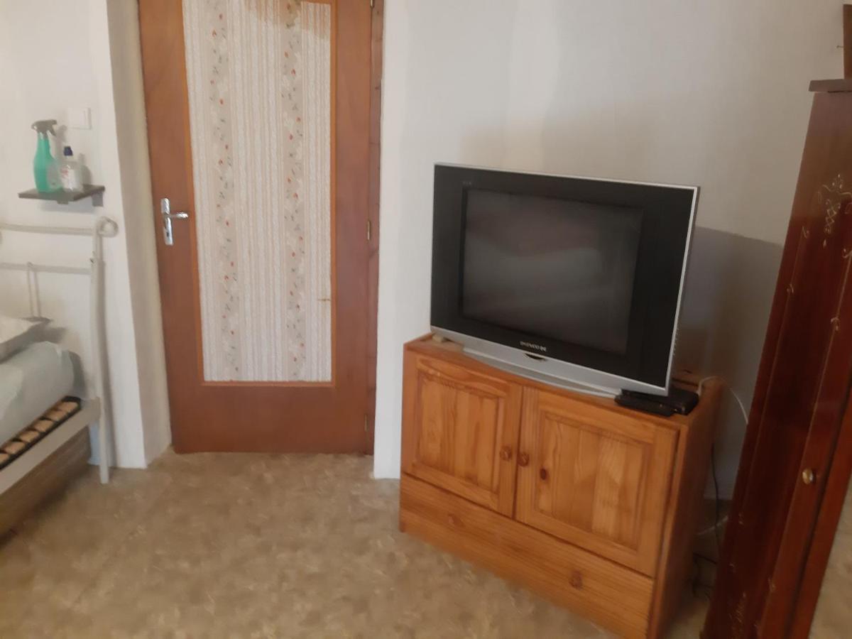petite Maison ancienne charentaise ,dans un village au calme idéal travailleur soigné et pas de destructeur de logement ou d'appareil Brigueuil Exterior foto