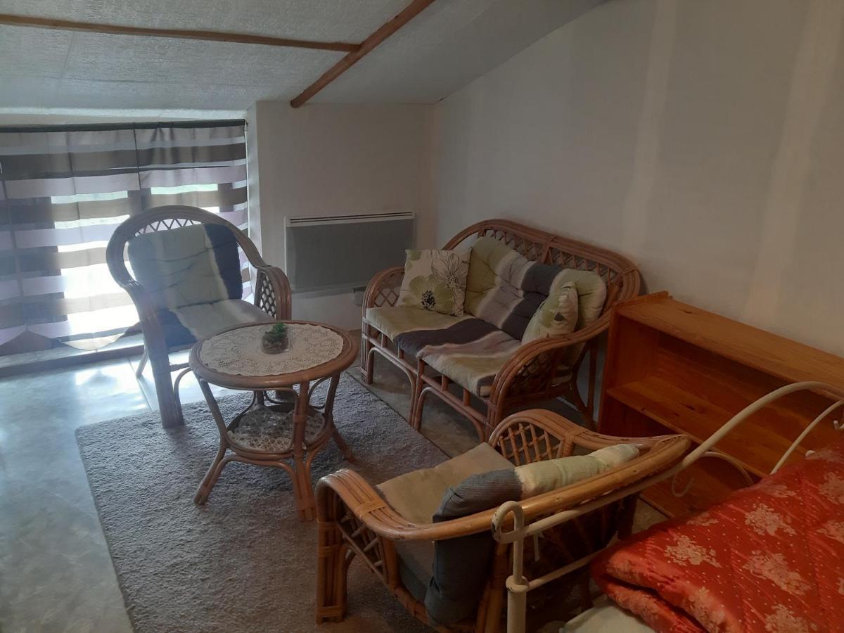 petite Maison ancienne charentaise ,dans un village au calme idéal travailleur soigné et pas de destructeur de logement ou d'appareil Brigueuil Exterior foto